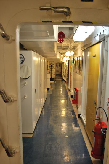 Lange Gänge mit Spinden