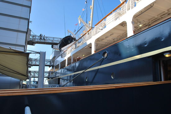 man sieht die Stahlrampen, die vom Ocean Terminal auf die unterschiedlichen Decks führen