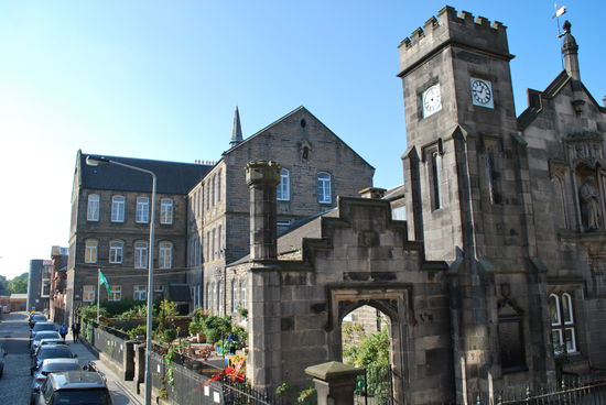 nach über 3 Stunden, die ich auf der Britannia verbracht habe + im Ocean Terminal geht es zurück nach Edinburgh durch das Hafenviertel Leith.