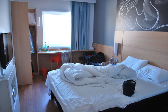 Boah, ich bin sooo platt und mache jetzt ca. 2 Stunden Siesta. So sah übrigens mein Hotelzimmer im Ibis Southbridge aus.