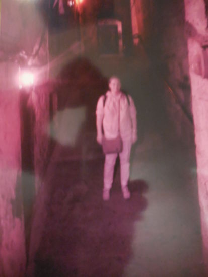 Und das bin ich im gespenstischen lila Licht in der Close. `Tschuldigung für die miese Qualität, das Originalfoto ist bei weitem besser, aber man bekommt einen gewissen Eindruck, hoffe ich.