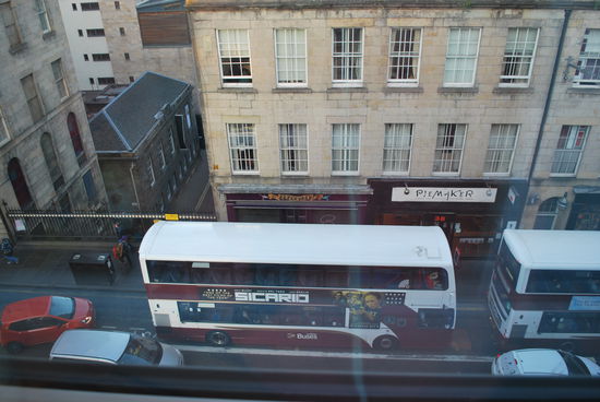 Ca. 07.15 Uhr Samstag morgens Southbridge Edinburgh: Die Doppeldecker sind schon unterwegs, alle Geschäfte noch zu, ich habe keine Zeit für Frühstück, weil ich bis zur letzten möglichen Minute gepennt habe. Rucksack gegriffen und ab an die Royal Mile zum Ness Bus Stop.