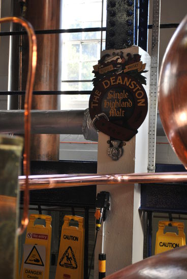 Und hier hat man bereits das Gefühl, nur einatmen zu müssen, um besoffen zu werden. Was Quatsch ist. Aber es riecht eben nach Whisky.