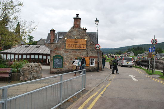Fort Augustus ist ein winziges Dorf (621 Einwohner), eine echt kleine Ansammlung von Souvenirshops, Pubs, Imbissen, Restaurants, 1 Tankstelle, 1Tourist Information, 1 öffentliche Toilettenanlage. Aber wohl auch: Ein kleiner Bahnhof irgendwo in der Nähe für Züge nach Inverness...