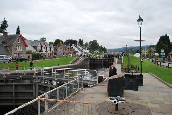 Caledonian Canal: Den Kanal gibt es seit 1822 (fertiggestellt) und er verbindet die Nordsee über ca. 97 km mit dem Atlantik. Über 29 Schleusen. Der Kanal war wirtschaftlich nie bedeutend und wird heute auch mehrheitlich touristisch genutzt, aber der Kanal ist technisches Weltkulturerbe.