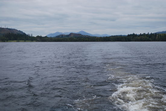 Es geht hinaus auf den See, er ist sehr tief, sehr groß, sehr kalt und sehr unspektakulär.