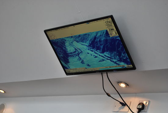 Das Boot hat ein Sonarsystem, so können die Passagiere über den Bildschirm gucken, was auf dem Seegrund so los ist: Nichts.