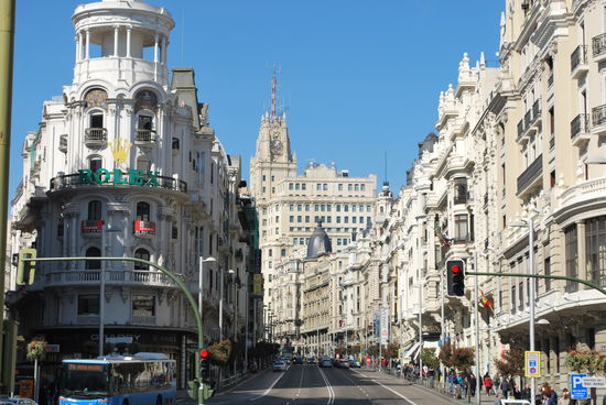 Gran Via mit dem Telefonica-Hochhaus im HIntergrund, dem 1. "Wolkenkratzer" Europas von 1929