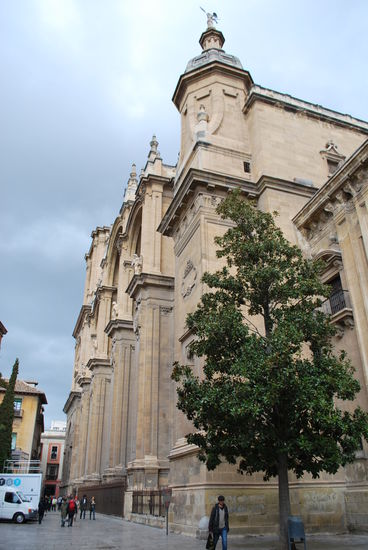 Ich komme der Sache näher und die Wolken am Himmel werden bedrohlich dunkel.