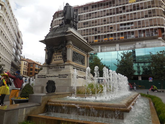 Plaza de Isabel la Católica - hier fahren die Alhambra-Busse ab, alle 15 Minuten für 1,20 EUR
