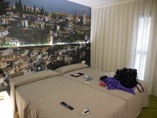 mein Zimmer: trocken, warm, gemütlich ! Ende im Gelände für heute, TV an, i-pad an, Anruf zuhause, Olivendose auf und Alhambra-Plan studieren...