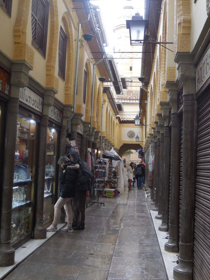 Alle Leute in den Lokalen, kaum jemand auf der Straße