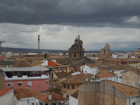 Blick von der Dachterrasse des Hotels - schwarze Wolken über Granada