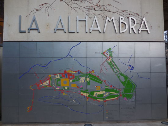 07.45 Uhr: Ich bin, wo ich sein möchte, am Eingang der sagenhaften Alhambra...