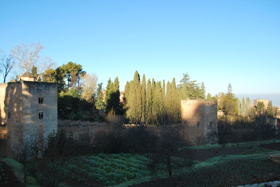 Alhambra bedeutet "rote Festung" nach der ursprünglich arabischen Bezeichnung Qalát al-Hambra und sie ist das Meisterwerk islamischer Architektur in Spanien. Nicht umsonst ist sie das meist-besuchte Monument ganz Spaniens