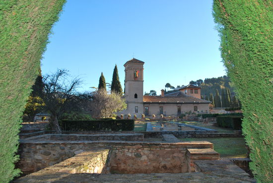 Es muss eine ganze Gärtner-Armee hier beschäftigt sein, um die Koniferen in Form zu schnitzen und die Grünanlagen zu pflegen...