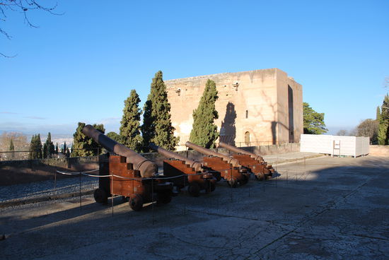 Ganz weit im Hintergrund die noch schneebedeckten Gipfel der Sierra Nevada