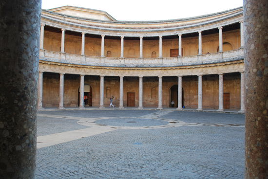 Im Palacio Carlos V., die Rotunda. Dieser Palast ist ein Fremdkörper, wurde erst 1527 mitten in die Alhambra gesetzt, stört aber stilistisch nicht allzu sehr. 2 Museen befinden sich heute hier, das Alhambra-Museum mit einigen Einrichtungsstücken und das Museo de Bellas Artes, ein Kunstmuseum. Die Exponate sollen nicht so der Brüller sein, daher verzichte ich auf den Besuch.