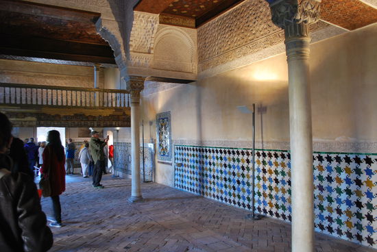 10.06 Uhr: Einlass in die Nasriden-Paläste. Es gibt feinste maurische Architektur zu sehen, Wasserspiele, Mosaiken, Innenhöfe - ach, einfach toll !