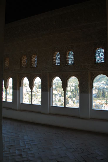 Die islamische Kunst muss bis heute mit Ornamenten, Mustern usw. arbeiten, Bildnisse menschlicher Personen sind ja nicht erlaubt, und da geht offenbar einiges !