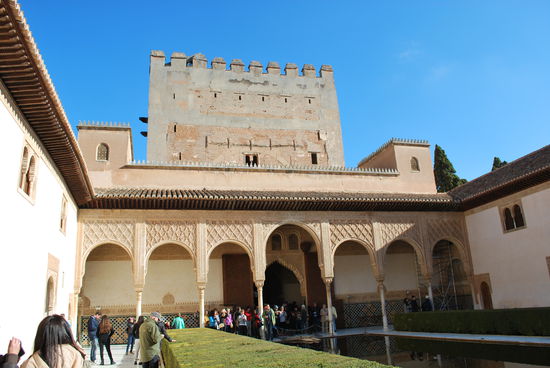Obwohl nur alle 30 Minuten eine Gruppe von ca. 40-50 Personen eingelassen wird, ist es voll in den Palastanlagen. Fotografieren ohne andere Visagen mit auf´s Bild zu kriegen, ist unmöglich.