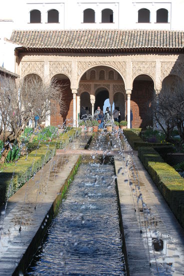 mit Wasserspielen und auch noch einem schönen Palast