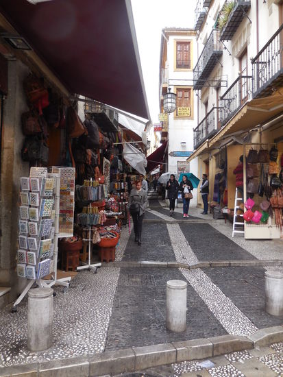 noch eine Gasse, in die man mal hineinschauen sollte: Die Calle Calderería Nueva. Hier befinden sich unzählige Läden mit Marokko-Importware, arabische Restaurants und Cafés und die gemütlichen Teestuben - Téterias genannt...