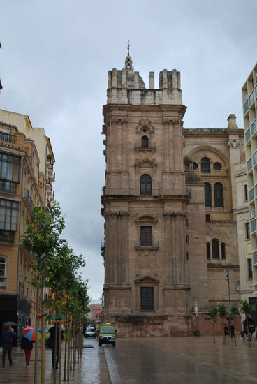 Im strömendem Regen erreiche ich - gleich um die Ecke - die Kathedrale von Málaga. Sie heißt Santa Iglesía Basilica de la Encarnación oder auch im Volksmund La Manquita, die Einarmige.