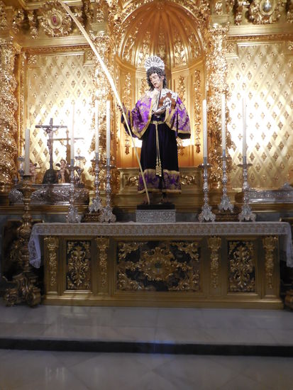 ...aber innen hat sie prächtige Figuren