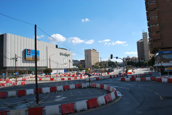 hier befinden sich Kaufhaus, Kinocenter, Shoppingmall usw.