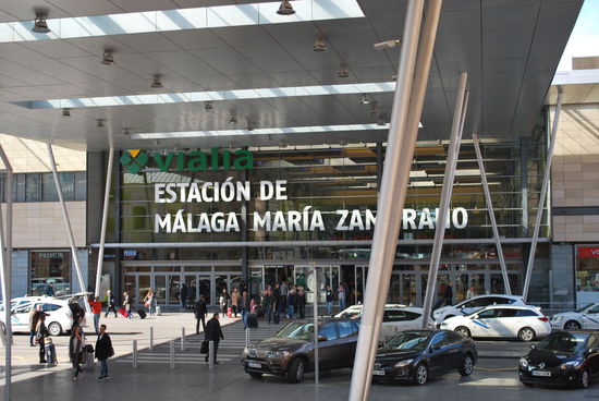 Der Bahnhof ist ebenfalls an das Hochgeschwindigkeitsnetz angebunden, es gibt täglich mehrere Verbindungen nach Madrid.