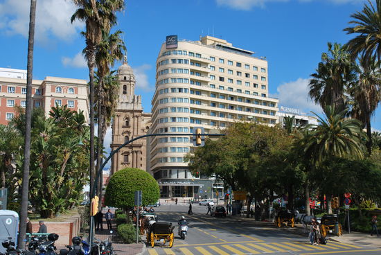 im Hintergrund der Turm der Kathedrale