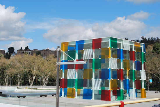 Centre Pompidou von Málaga, das eigentliche Gebäude liegt unterhalb des bunten Glaswürfels