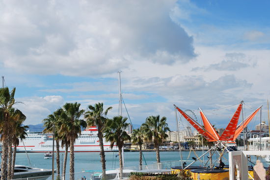 Hafen mit Kreuzfahrtterminal
