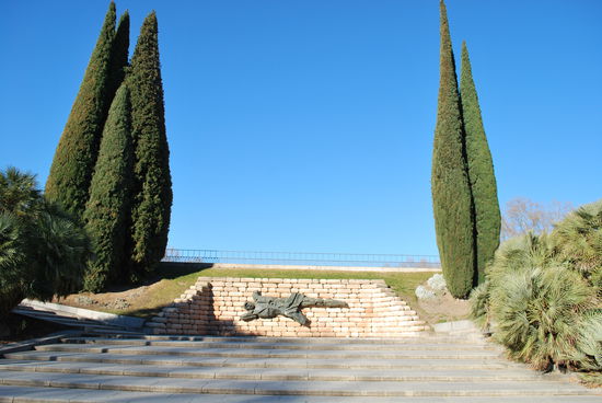 Ob das jetzt das Denkmal für den unbekannten Soldaten ist, weiß ich jetzt nicht, aber ich nähere mich dem ägyptischen Teil.