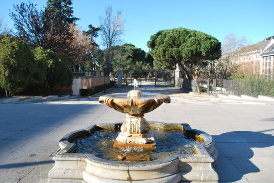 Ich nähere mich den Palastanlagen. Es gibt hinter dem Palast die Grünanlagen von Sabatini. Hat mit der argentinischen Tennis-Spielerin Gabriella Sabatini natürlich nichts zu tun.