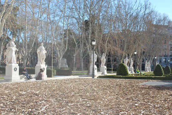 Skulpturenpark gegenüber des Palastes, so wirklich grün ist es Mitte März natürlich nicht. Es hat um diese Uhrzeit 9.40 Uhr so ungefähr 8 Grad Celsius.