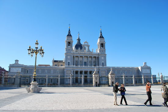 gleich gegenüber: Almudena-Kathedrale