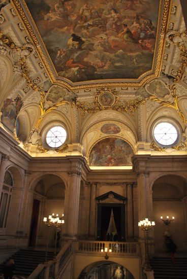 Im Treppenhaus darf man noch fotografieren, dann ist es vorbei mit der Kamera. 23 verschiedene Räume, Säle, Hallen, die Kapelle und den Thronsaal bekommt man zu sehen.