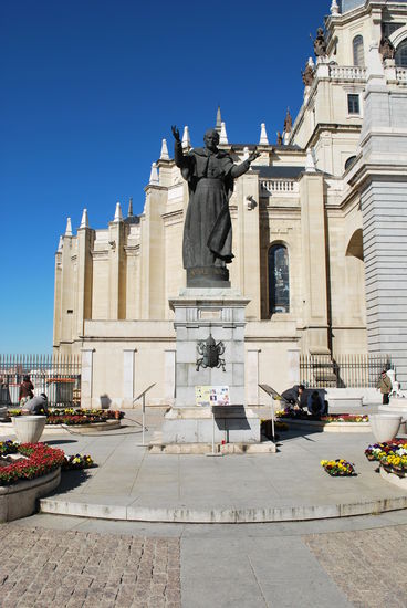 Johannes Paul II. vor der Almudena-Kathedrale