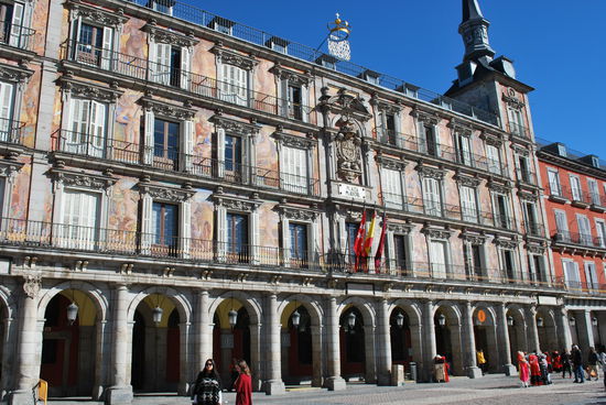 Plaza Mayor. Der große Platz, Hauptplatz, whatever. Hier tummeln sich Touristen, geführte Touristengruppen, Selfie-Jäger, Selfie-stick-Verkäufer demzufolge auch und die Typen mit den Torero-/Flamencokostümen, in die man sich für ein grandioses Foto einhüllen kann, das dann mindestens 10 EUR kosten wird. 