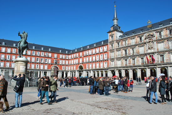 Aber ein fabelhafter Platz und hier gibt es auch eine sehr schöne Tourist-Information mit sehr engagierten Mitarbeitern. Ich habe das Teil aufgesucht und war hochzufrieden mit den Infos, die ich dort bekam. Ganz toll, wirklich !
Nun aber möchte ich möglichst schnell in die prachtvollen Museen dieser Stadt. Ich kaufe dafür in der Tourist-Info ein Ticket für den Hop-on-hop-off-Bus mit 10 % Discount aufgrund der Madrid-Card, gültig für 48 h. Der Bus tourt sogleich um die Ecke, ich steige ein und bald wieder aus am unteren Ende des Paseo del Prado, einer der Prachtstraßen dieser Stadt. Mehr oder weniger gleich gegenüber vom Hauptbahnhof - Estacion de Atocha. Aber mit jenem Teil beschäftige ich mich übermorgen...
