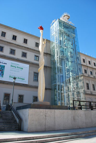 So, Museum No. 1: Reina Sofia. Benannt nach der ehemaligen Königin Spaniens, die eigentlich ursprünglich Griechin war. Ein Museum für moderne Kunst.  Sieht man auch gleich von außen, an den gläsernen Lifts. Keine Warterei für mich, für andere auch nicht, scheint nicht soo gut besucht zu sein. Dabei hängt hier doch der KNÜLLER schlechthin !!!!