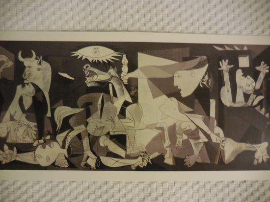 Picasso hatte es so verfügt: Erst, wenn Spanien wieder eine Demokratie sein sollte, darf das Bild nach Hause. Demzufolge ist "Guernica" erst 1981 nach einer Odyssee von Museen weltweit wieder nach Spanien gekommen. Erst hing es im Prado, aber nun hat es einen schöneren Platz. Fotografieren natürlich strikt verboten, dies ist ein Foto von einer Postkarte. Es ist ein düsteres, dramatisches Bild. Es zeigt auf eindringliche Weise Krieg, Angst, Flucht, Panik, Gewalt, Aggression und das Ganze auf spanisch. Irgendwie versteht man das Bild sofort - und es passt auf völlig irre Weise wieder vollkommen in die Zeit. Obwohl es 1937 entstand...