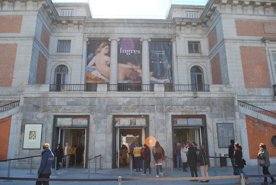 Haupteingang vom Prado. Ob sich alle diese vielen Menschen wirklich für Kunst begeistern ??? Ich glaube, nicht. Aber alle wollen ins Prado. Steht so geschrieben im Reiseführer: TOP-Sehenswürdigkeit von Madrid ! Geht gar nicht anders. Hier im Prado bekommt man ganz andere Kunst zu sehen, die alten Meister. Ölige-schwülige Bilder mit viel Herz-Schmerz und vielen religiösen Motiven. Prado ist toll, kein Zweifel, aber ich muss woanders hin.
Gleich gegenüber, Carmen Thyssen-Bornesmiza hat da für ein Museum gesorgt.