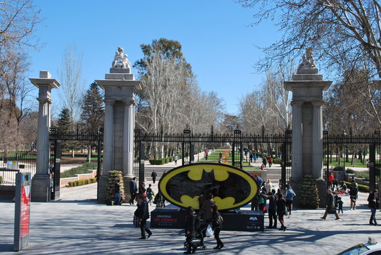 Einer der Eingänge zum Rétiro-Park. Der größte Park von Madrid ist bevölkert von Joggern, Walkern, Gassi-Gehern und von Batman ??? Der Rétiro-Park ist zweifellos eine der TOP-Sehenswürdigkeiten von Madrid, aber ich kann Parks nicht wirklich so viel abgewinnen, auch wenn man dort Bötchen mieten kann und es einen Zoo gibt..