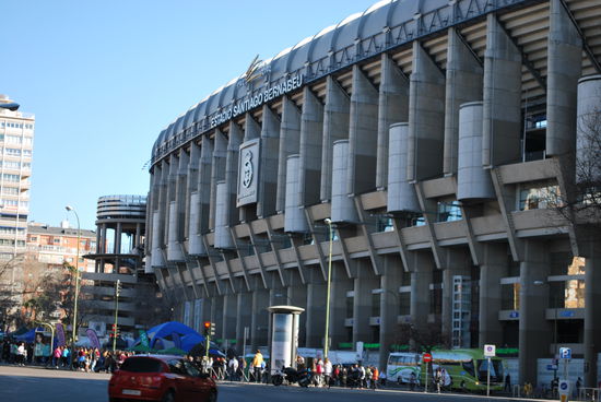 Das Stadion liegt im Viertel Chamartin inmitten umliegender dichter Bebauung und wirkt dadurch wie ein kolossaler Klotz