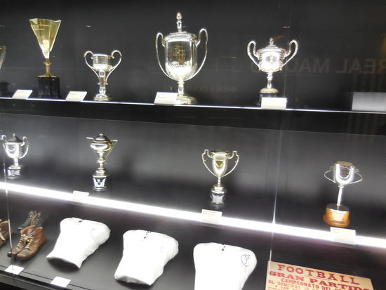 ...mit den unzähligen zugehörigen Pötten und Pokalen dazu