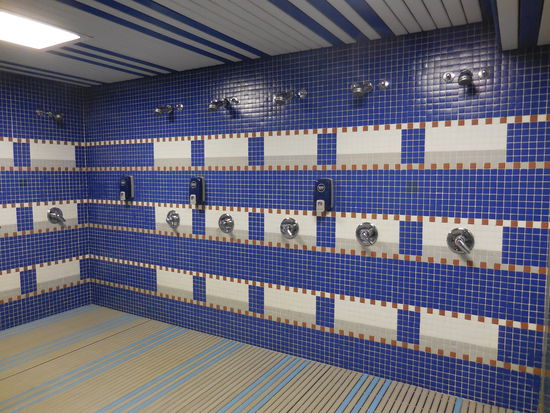 Es ist hier beim Duschen etwas farbenfroher, als bei den Münchenern in der Allianz-Arena