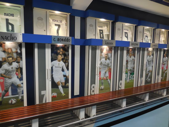 hier auch Spinde mit Türen, statt der offenen Garderoben in München mit Plastikbügeln 